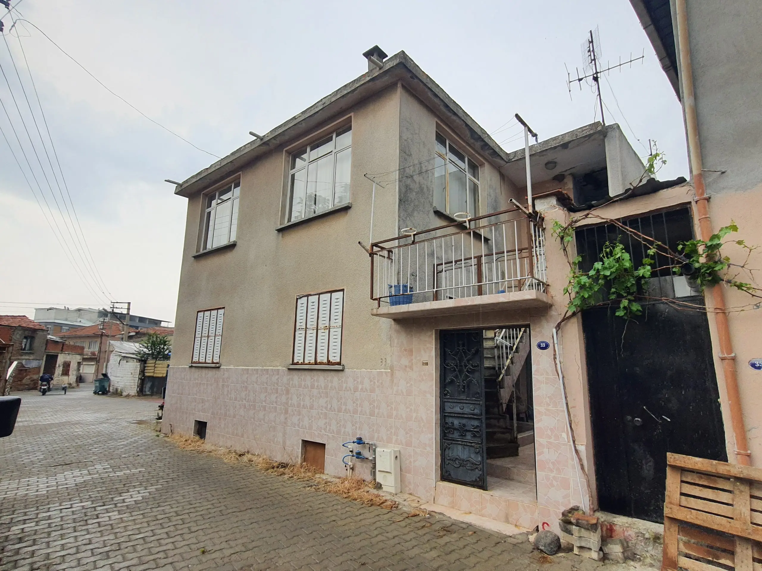 Uğur Ayaz - İzmir Mavişehir Gayrimenkul Danışmanı 20250424 164136 scaled 1